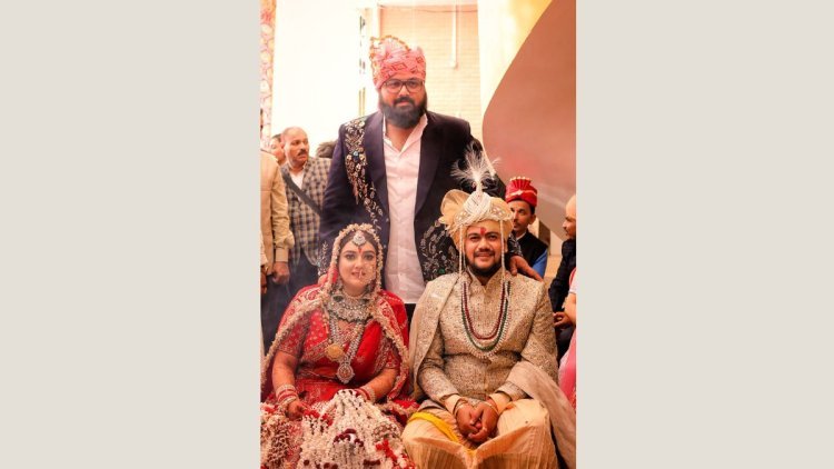 Famous singer Hansraj Raghuwanshi ties the knot with old friend Komal Saklani; Mahant Gaurav Sharma shared pics