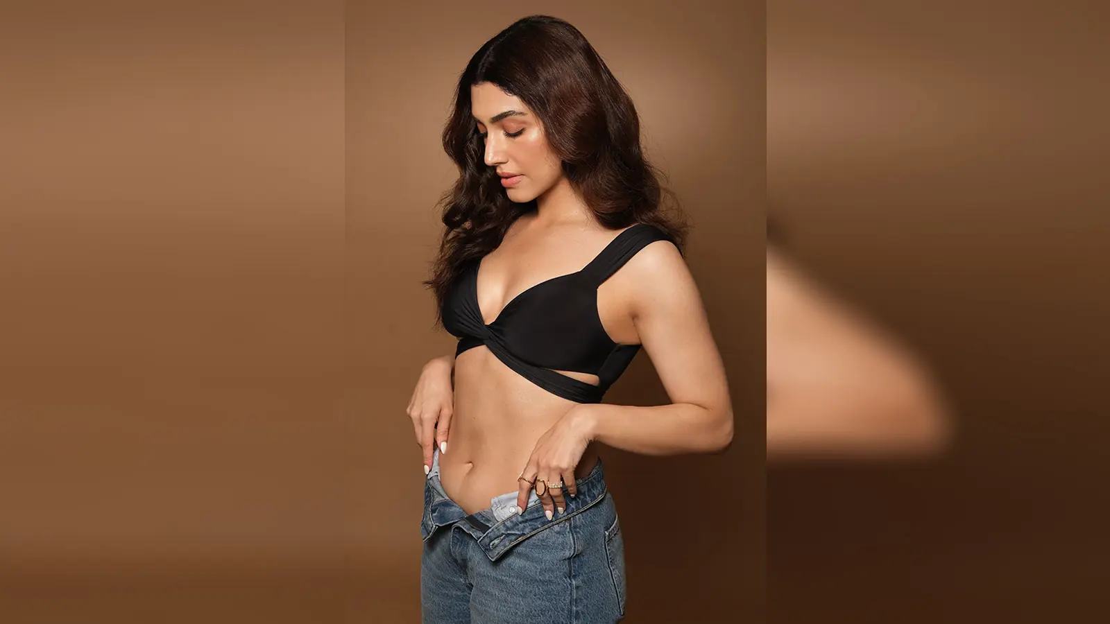 Delbar Aarya's New Pics Are Too Hot to Handle, Slips Into Sexy Look