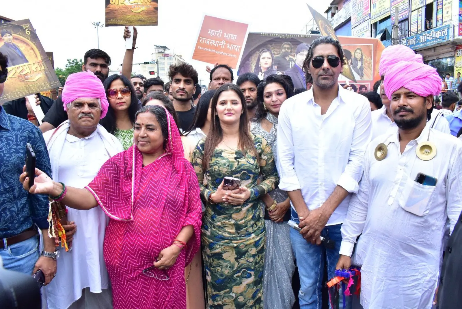 Artists launched the trailer for Rajasthani film by taking out a march for the first time